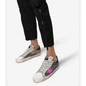 GOLDEN GOOSE DISTRESSED CAMO FUCHSIA/PINK
STAR SIZE 39 (U.S. 9)